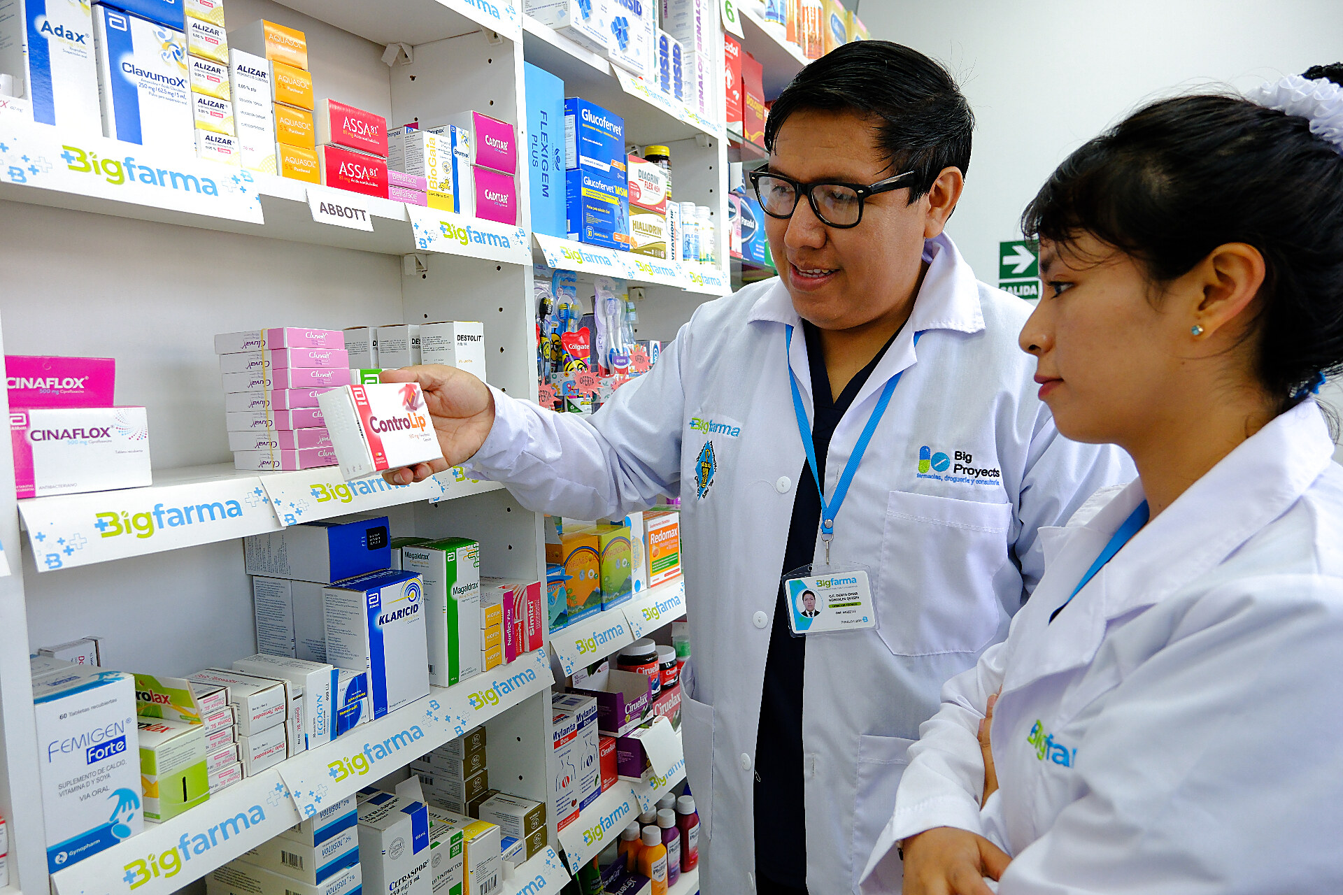 Farmacéutico atendiendo a un paciente en el mostrador